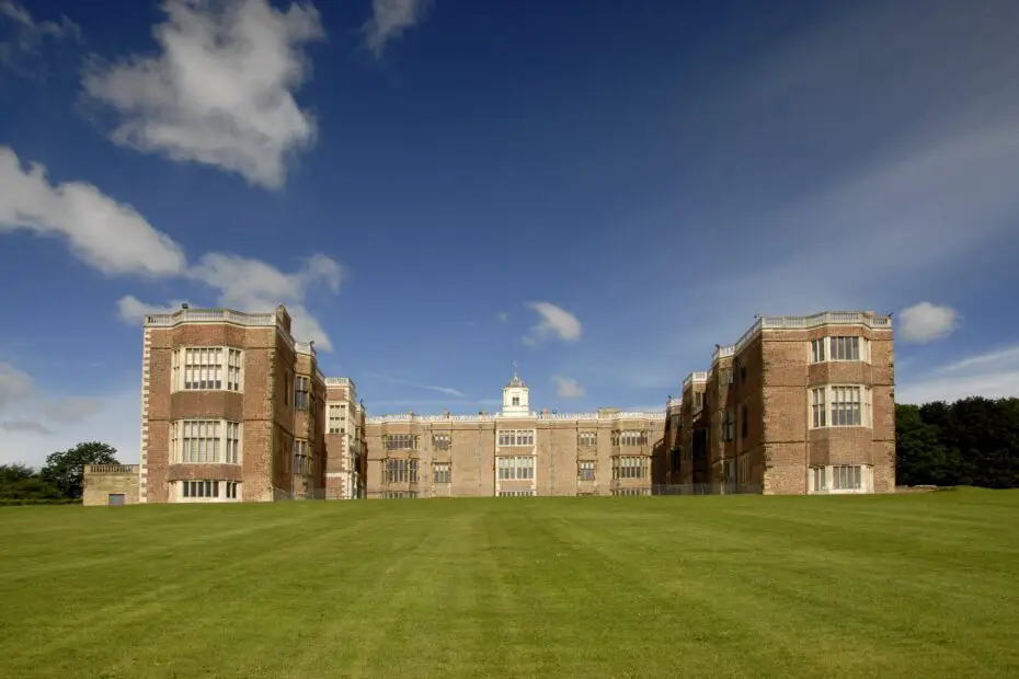 "Temple Newsam House, Leeds" by Leeds Museums and Galleries is licensed under CC BY-NC 2.0. To view a copy of this licence, visit https://creativecommons.org/licenses/by-nc/2.0/?ref=openverse.