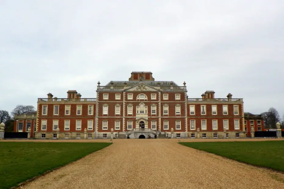 "Wimpole Hall" by Peter O'Connor aka anemoneprojectors is licensed under CC BY-SA 2.0. To view a copy of this licence, visit https://creativecommons.org/licenses/by-sa/2.0/?ref=openverse.