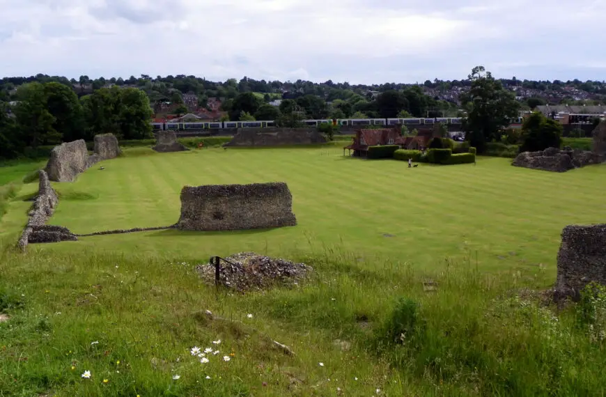 "GOC Berkhamsted & Frithsden 127: Berkhamsted Castle" by Peter O'Connor aka anemoneprojectors is licensed under CC BY-SA 2.0. To view a copy of this licence, visit https://creativecommons.org/licenses/by-sa/2.0/?ref=openverse.