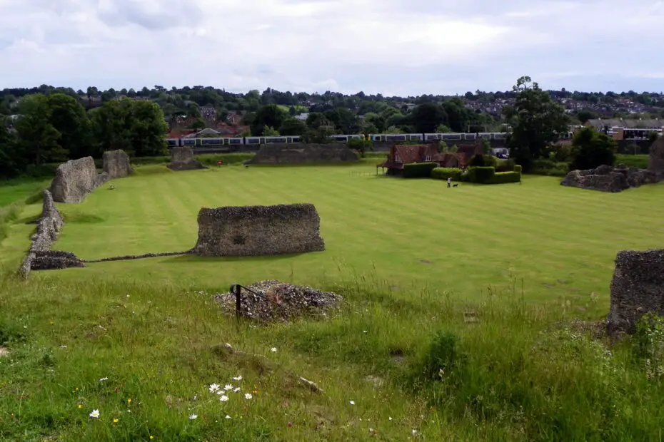 "GOC Berkhamsted & Frithsden 127: Berkhamsted Castle" by Peter O'Connor aka anemoneprojectors is licensed under CC BY-SA 2.0. To view a copy of this licence, visit https://creativecommons.org/licenses/by-sa/2.0/?ref=openverse.