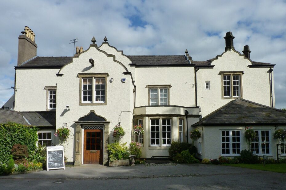 "The Pant-yr-ochain pub near Gresford - geograph.org.uk - 3689965" by Ruth Sharville is licensed under CC BY-SA 2.0. To view a copy of this licence, visit https://creativecommons.org/licenses/by-sa/2.0/?ref=openverse.