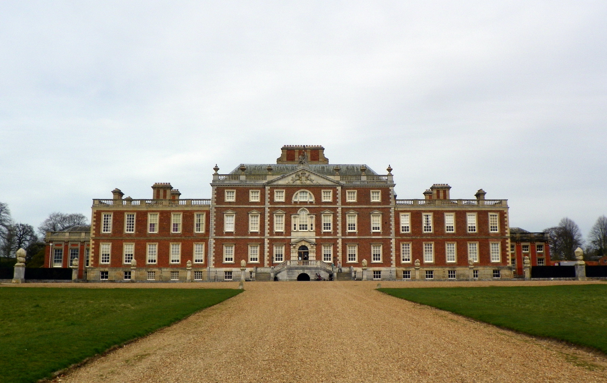 "Wimpole Hall" by Peter O'Connor aka anemoneprojectors is licensed under CC BY-SA 2.0. To view a copy of this licence, visit https://creativecommons.org/licenses/by-sa/2.0/?ref=openverse.